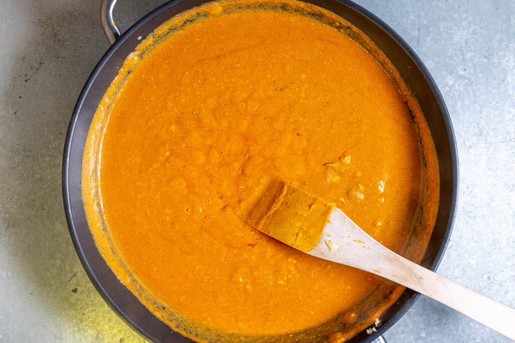 5. Auf geringer Hitze die Sojamilch und den Joghurt unterrühren und 10 MInuten köcheln.