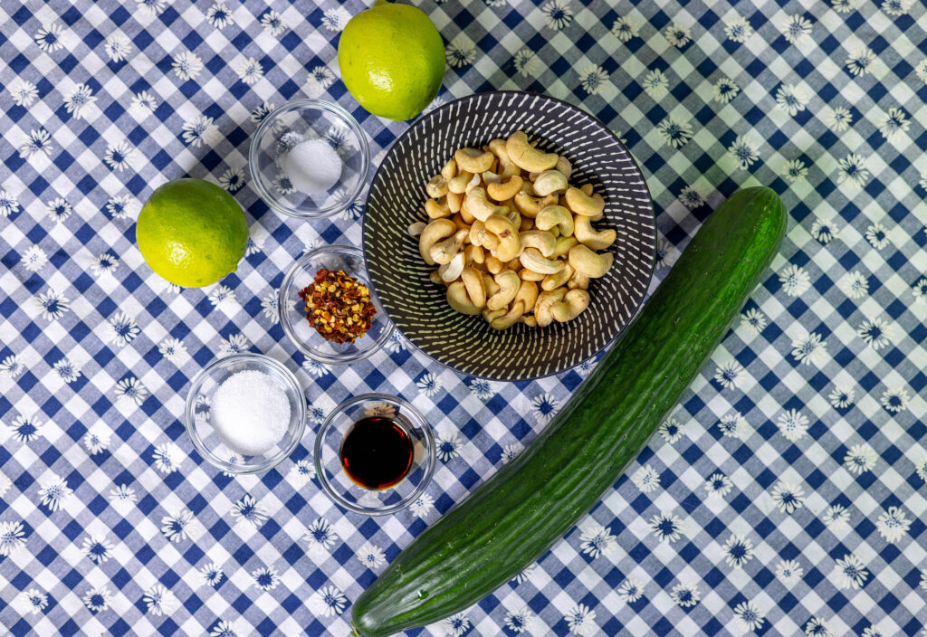 1. Alle Zutaten für den Thai-Gurkensalat.