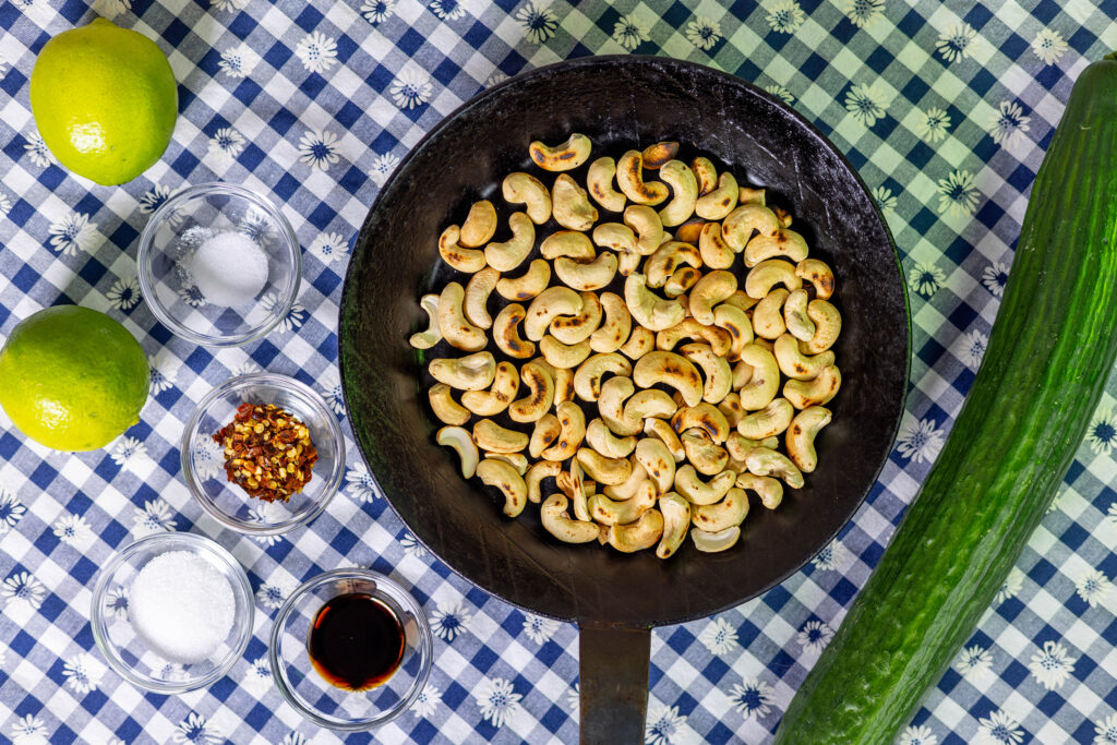 2. Zuerst werden die Cashewkerne in einer Pfanne ohne Fett angeröstet.