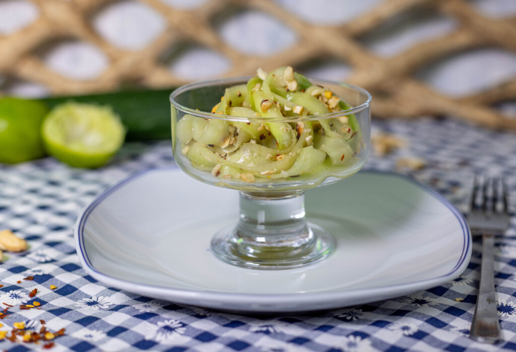 Asiatischer Gurkensalat mit Cashewkernen, Limettensaft und Chili