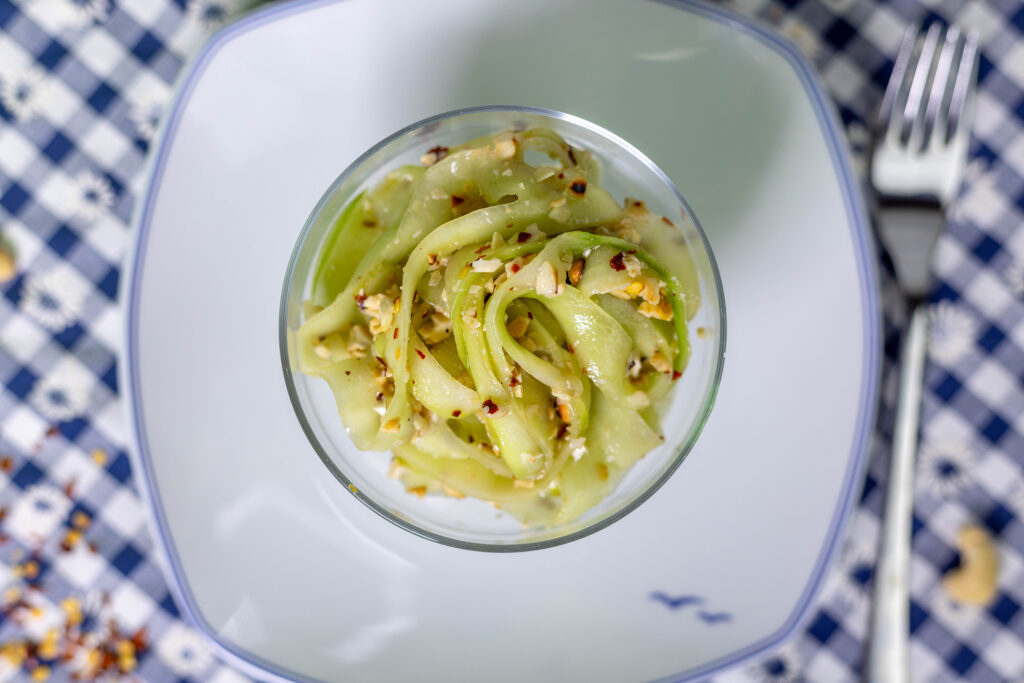 Gurkensalat mit gerösteten Cashews, Limette und Chili
