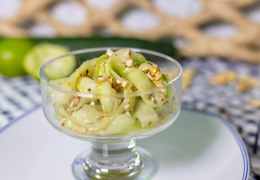 Thai Gurkensalat mit Cashews, Limette und Chili