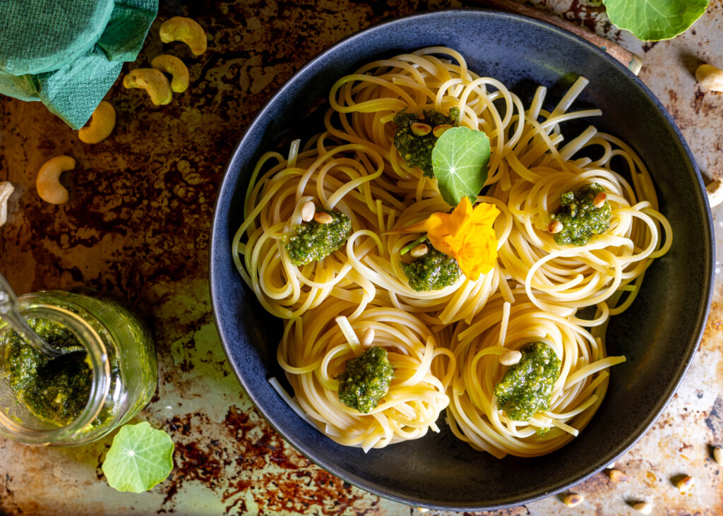 Frisches, aromatisches Kapuzinerkresse-Pesto, selbstgemacht mit den kräuterigen, pfeffrigen Noten der Kapuzinerkresse und einem nussigen Crunch.