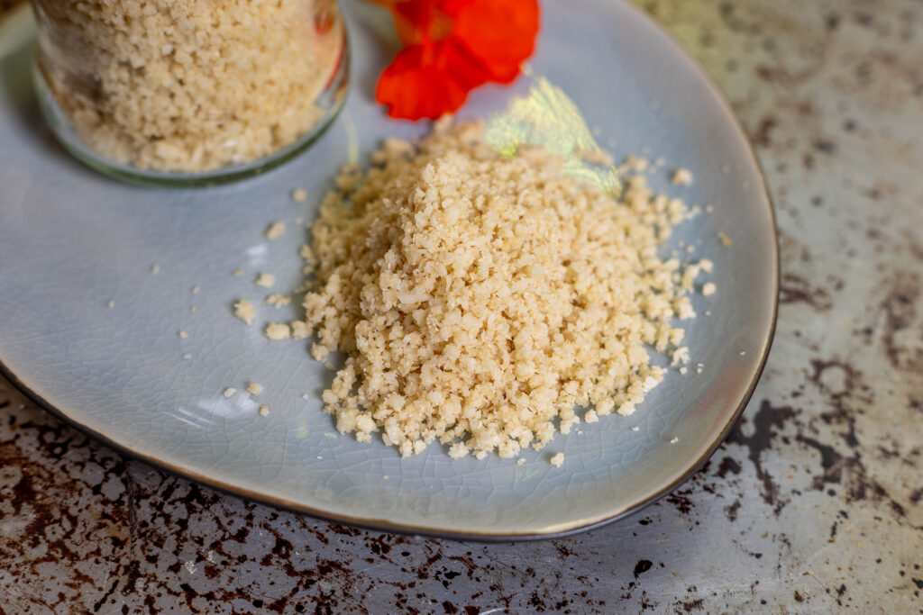Macadamia Parmesan - der einfachste und schnellste vegane Käse
