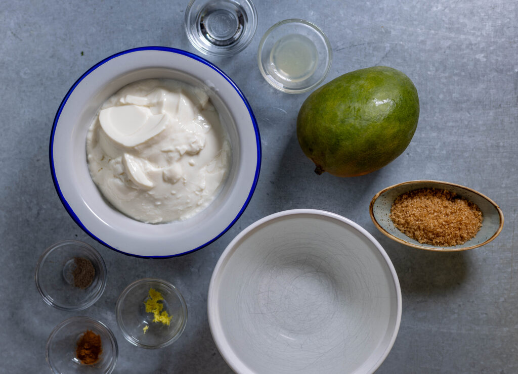 1. Alle Zutaten und Gewürze für den Mango Lassi.