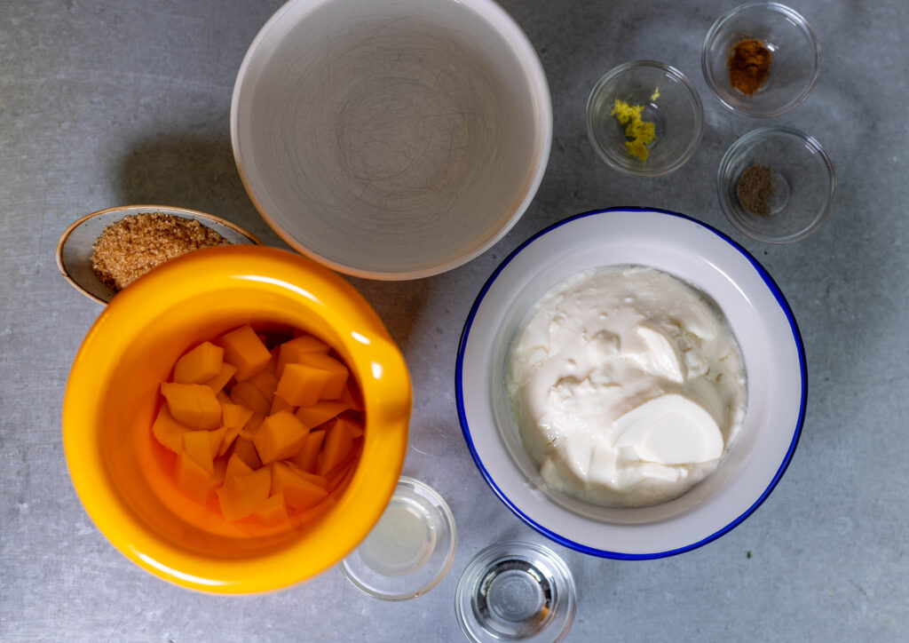 2. Als erstes muss die Mango geschält und klein geschnitten werden.