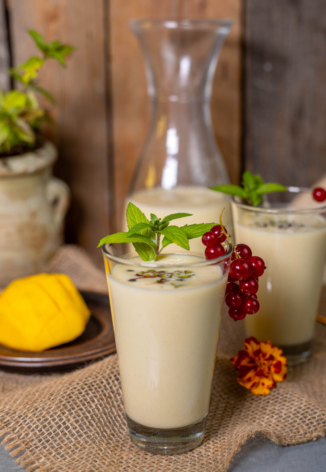 Mango Lassi - das beliebte, indische Joghurtgetränk - vegan