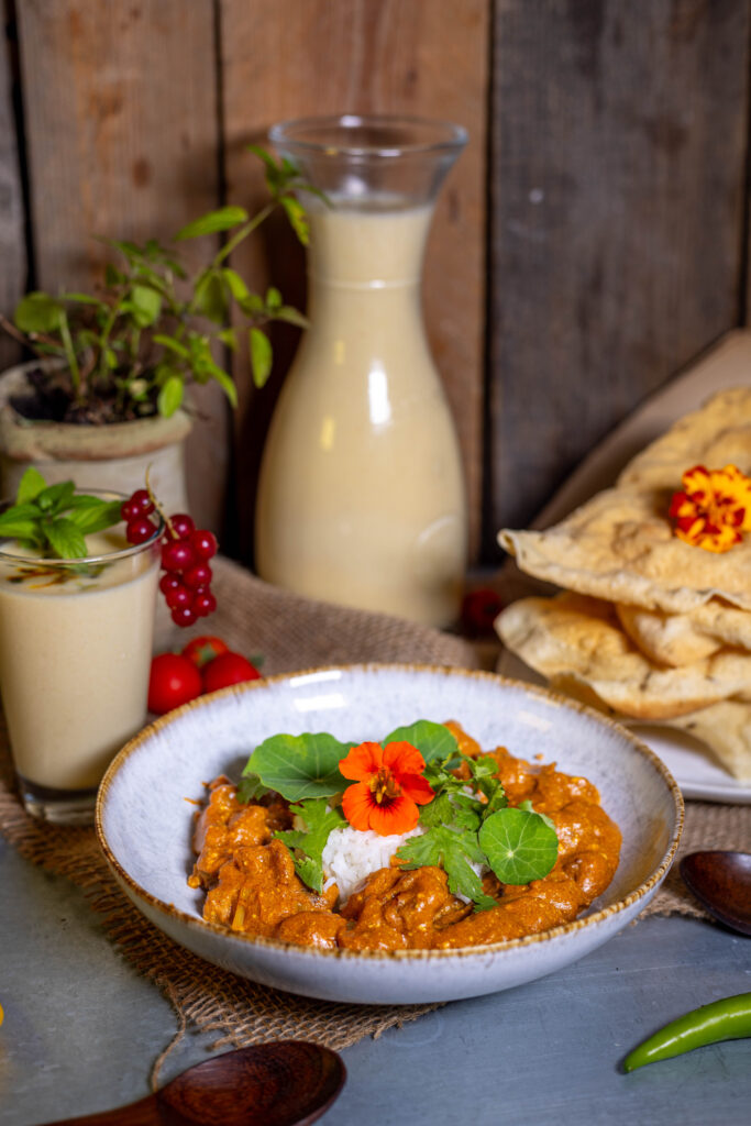 Mango Lassi, hier als Begleitgetränk zu veganem Chicken Makhani (Butter Chicken).