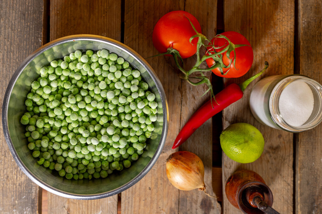 1. Alle Zutaten für die Erbsenguacamole.