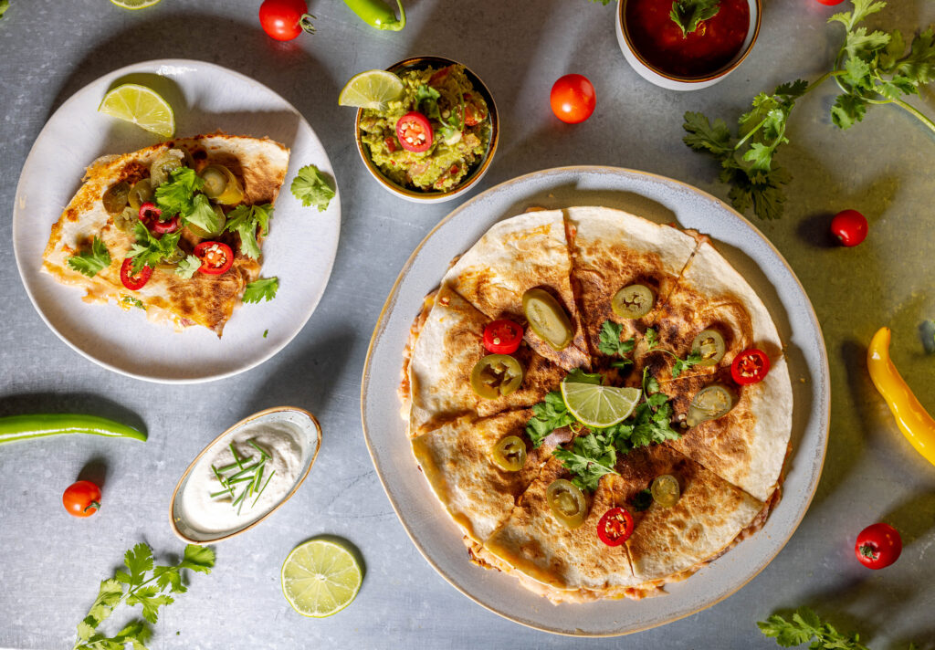 Dazu als Dips: selbstgemachte, vegane Sour Cream, Erbsguacamole und Salsa.