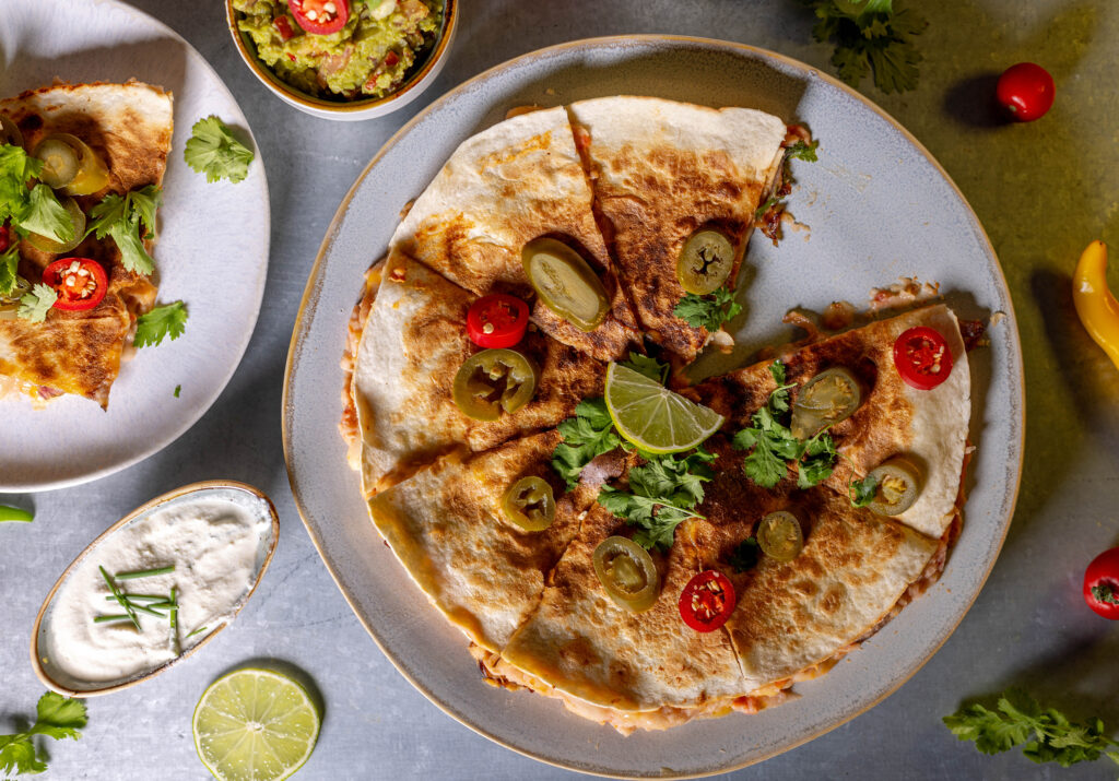 Weiße Bohnen Quesadillas mit Sour Cream und Salsa, vegan