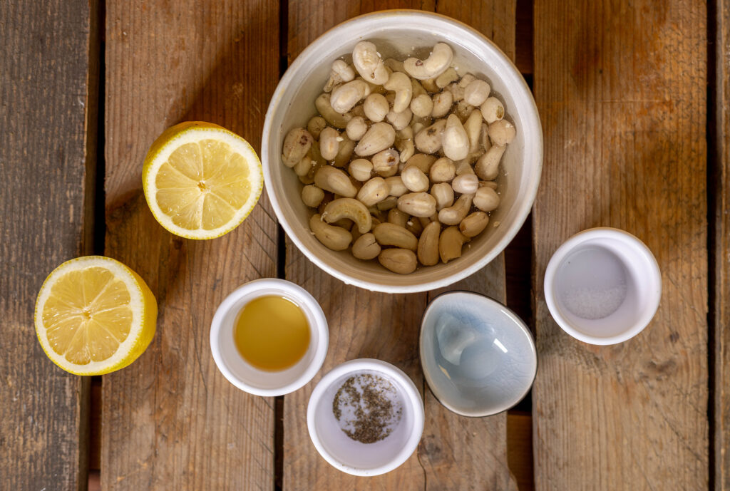 1. Alle Zutaten. Die Cashews wurden drei Stunden in Wasser eingeweicht.