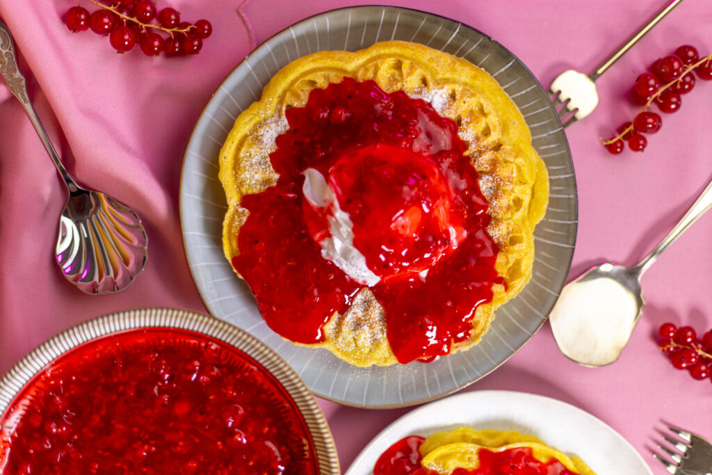 Zitronenwaffeln mit Johannisbeerkompott - vegan