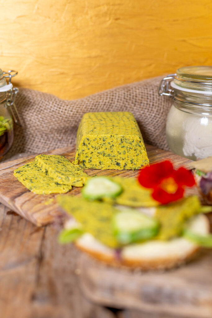 Veganer Brennnesselkäse, selsbtgemacht, schnittfest und unglaublich aromatisch.