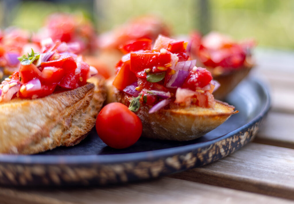 Die schön roten Tomaten für diese leckere italienische Anti Pasti Vorspeise sind selbstgeerntet aus dem Garten.