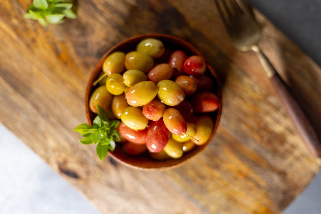Unreife Kornelkirschen, die ich fermentiert habe und die ich anschließend in Öl mit guten Kräutern einlege. So verarbeitet schmecken unreife Kornelkirschen original wie Oliven.
