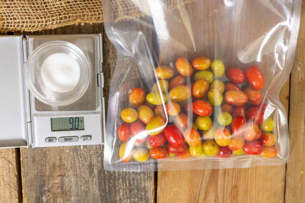 2. Abwiegen des Salzes mit der Feinwaage. Ich benötige 4% des Gewichts der Kornelkirschen für die Fermentation.