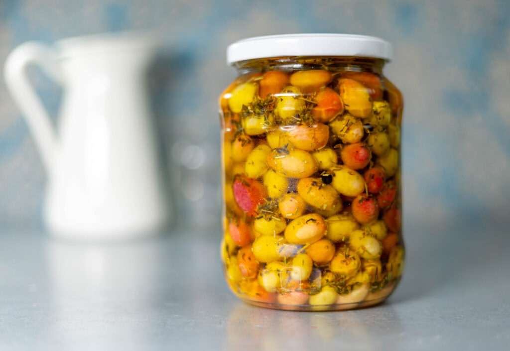 4. Einlegen der fermentierten Kornelkirschen in Kräuteröl. So müssen die Kornelkirschen jetzt zwei Wochen ziehen.