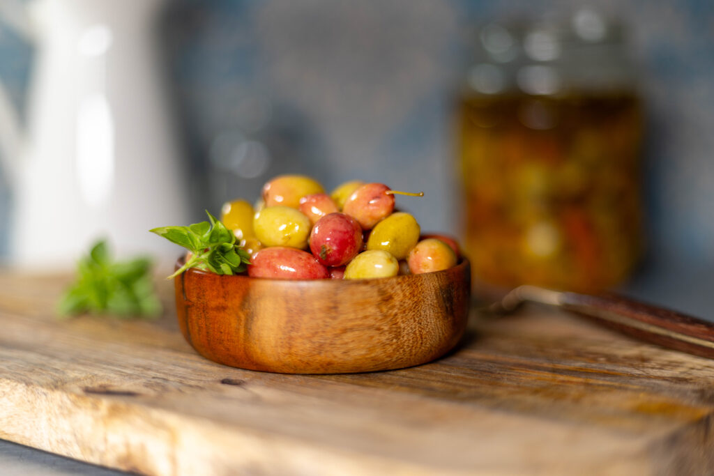 Fermentierte Kornelkirschen in Kräuteröl, schmecken wie Oliven.