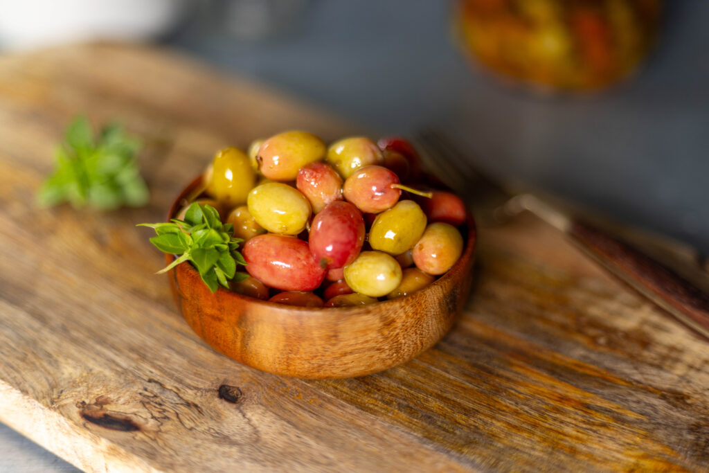 Damit die unreifen Kornelkirschen, ihr leicht herbes, tiefes Olivenaroma erhalten, unterziehe ich sie zuerst einer einfachen Laktofermentation.