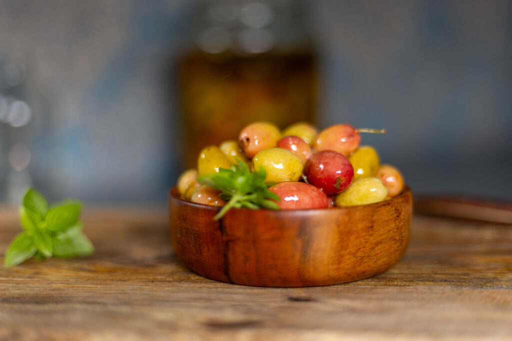 Selbstgemachte, heimische, regionale Oliven aus unreifen Kornelkirschen