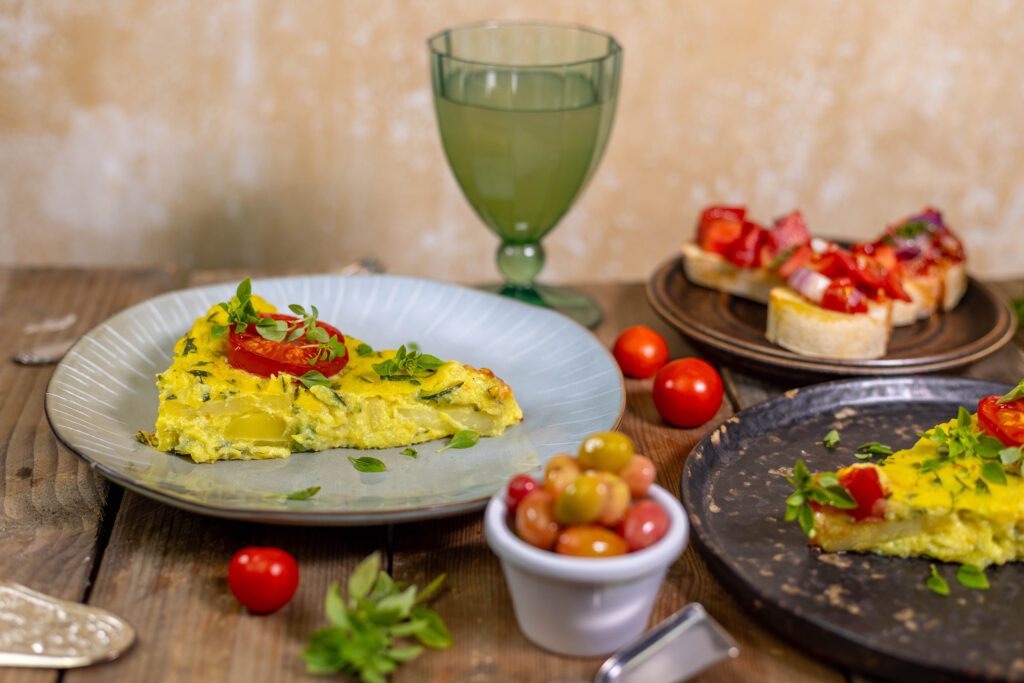 Frittata, das italienische Omelette ganz vegan, hier mit Bruschetta und 'Oliven' aus Kornelkirschen serviert
