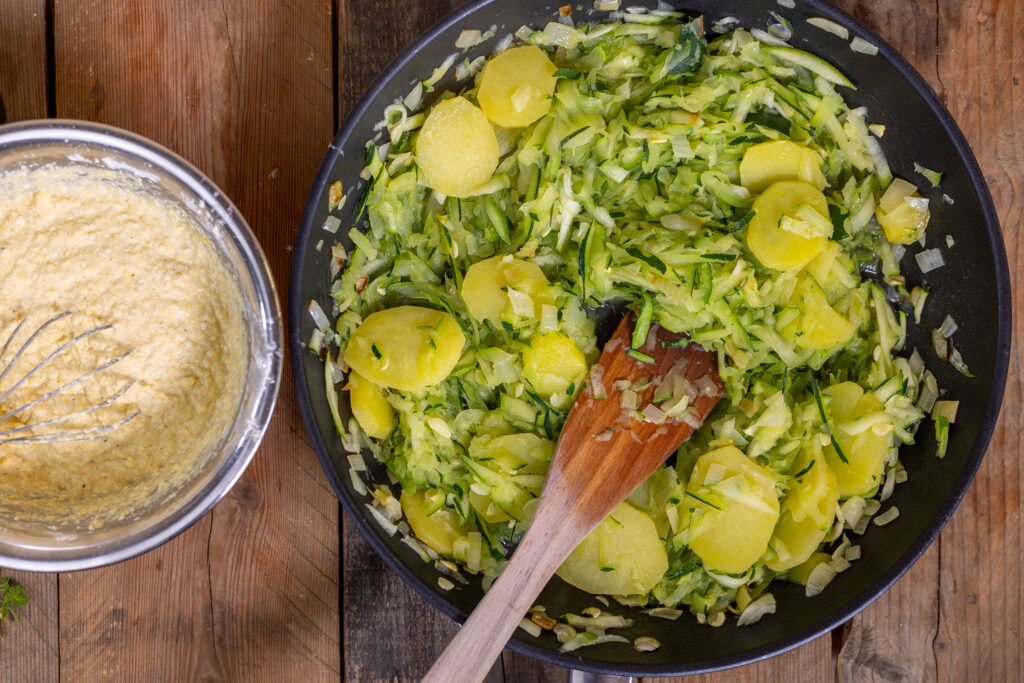 3. Zuerst werden einige Zutaten in der Pfanne angebraten und die vegane Eimasse wird angerührt.