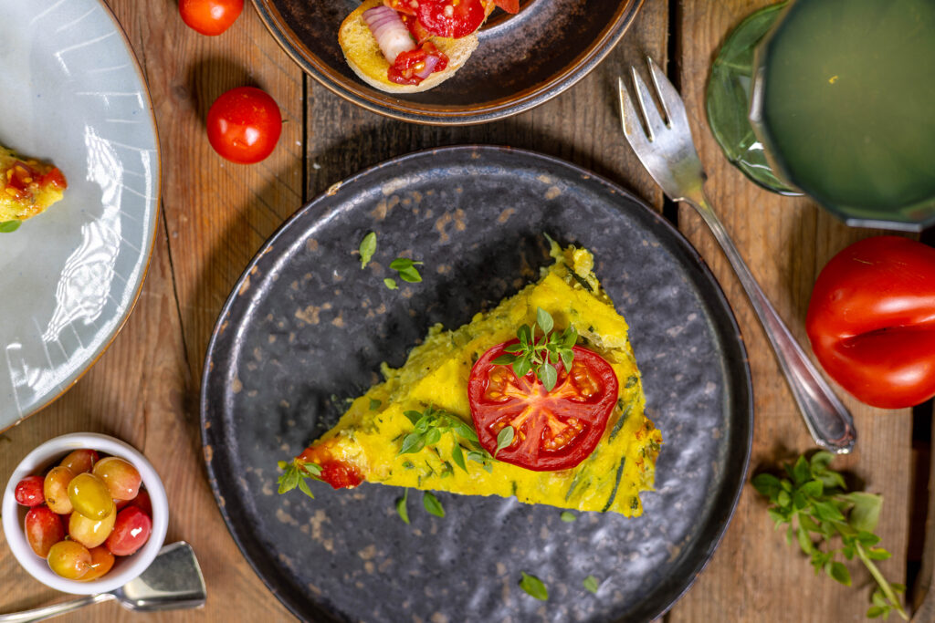 Italienische Frittata kann warm oder kalt gegessen werden und sie ist schön schnittfest.