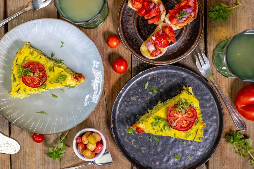 Die Frittata ist ein ganz köstliches Gericht der italienischen Küche, das oft als Mischung zwischen einem Omelette und einer Quiche betrachtet wird.