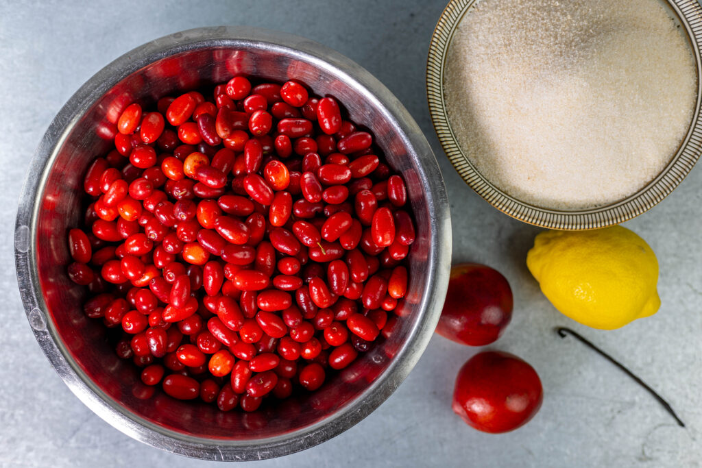 1. Alle Zutaten für die Marmelade. Die Zitrone wird nicht gebraucht.