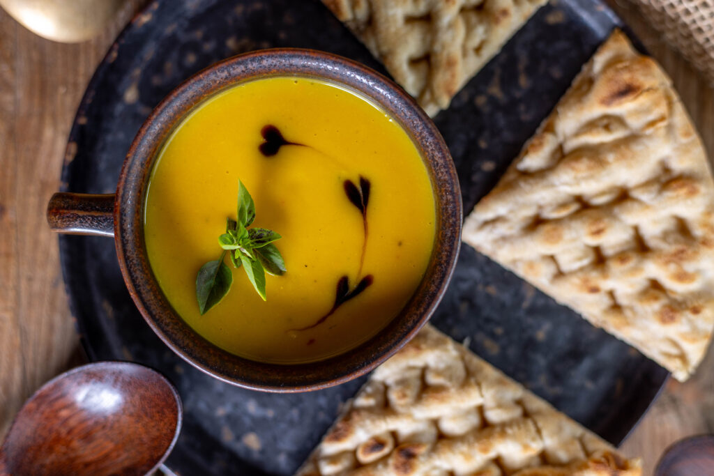Eine aromatische Kürbissuppe, die sich kinderleicht und einfach zubereiten lässt.