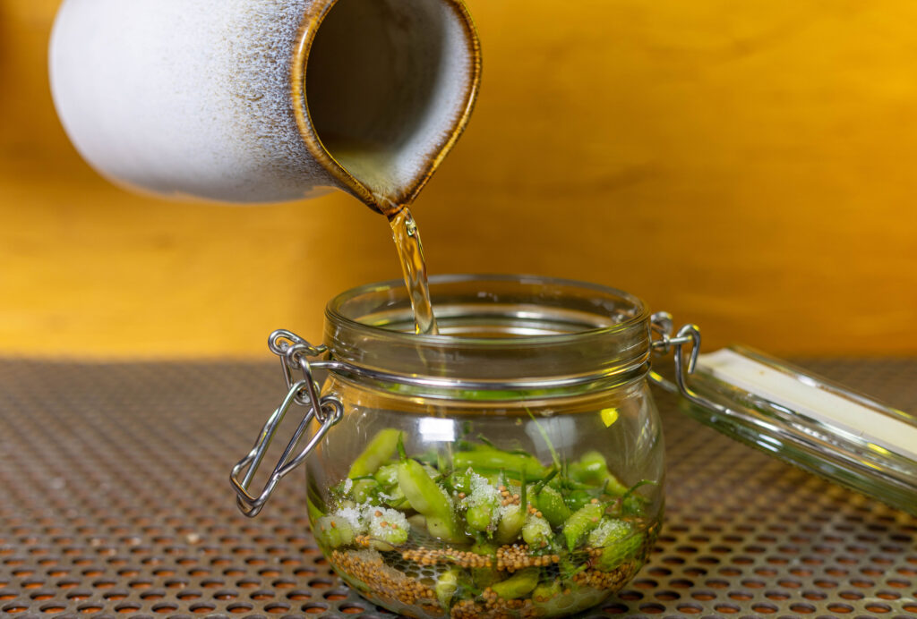 4. Nun wird das Glas mit weißem Balsamico-Essig aufgefüllt.