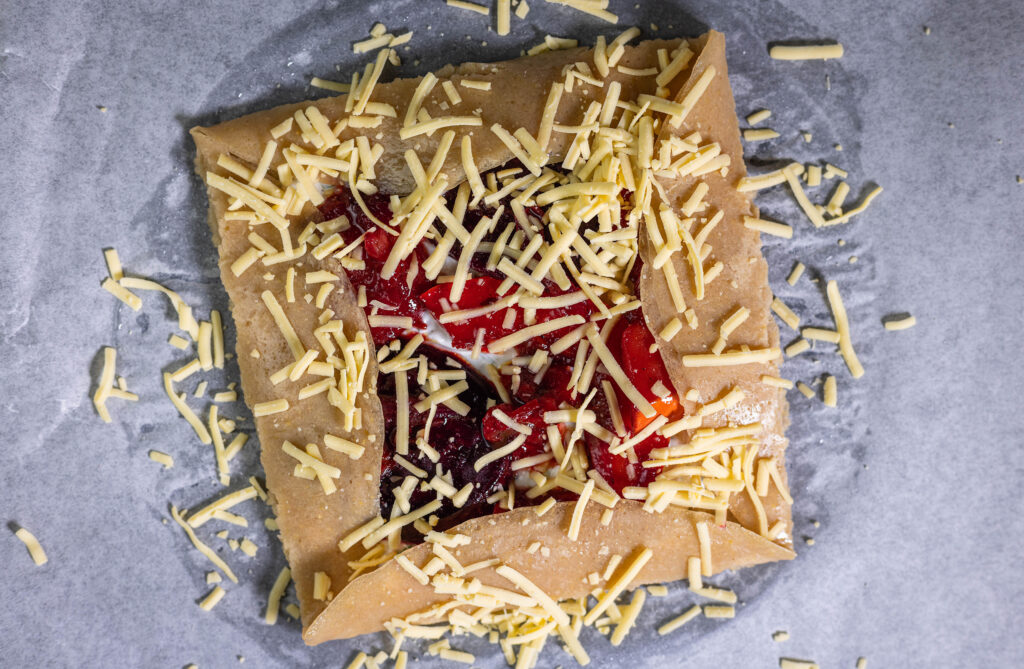 4. Mit veganem Reibekäse bestreuen.