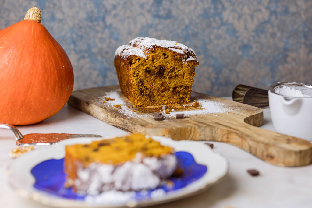 Süßes Kürbisbrot, Kürbiskuchen, Kastenkuchen mit Kürbis, Pumpkinbread: egal wie es heißt, es ist immer saftig und aromatisch mit leckerem Crunch.