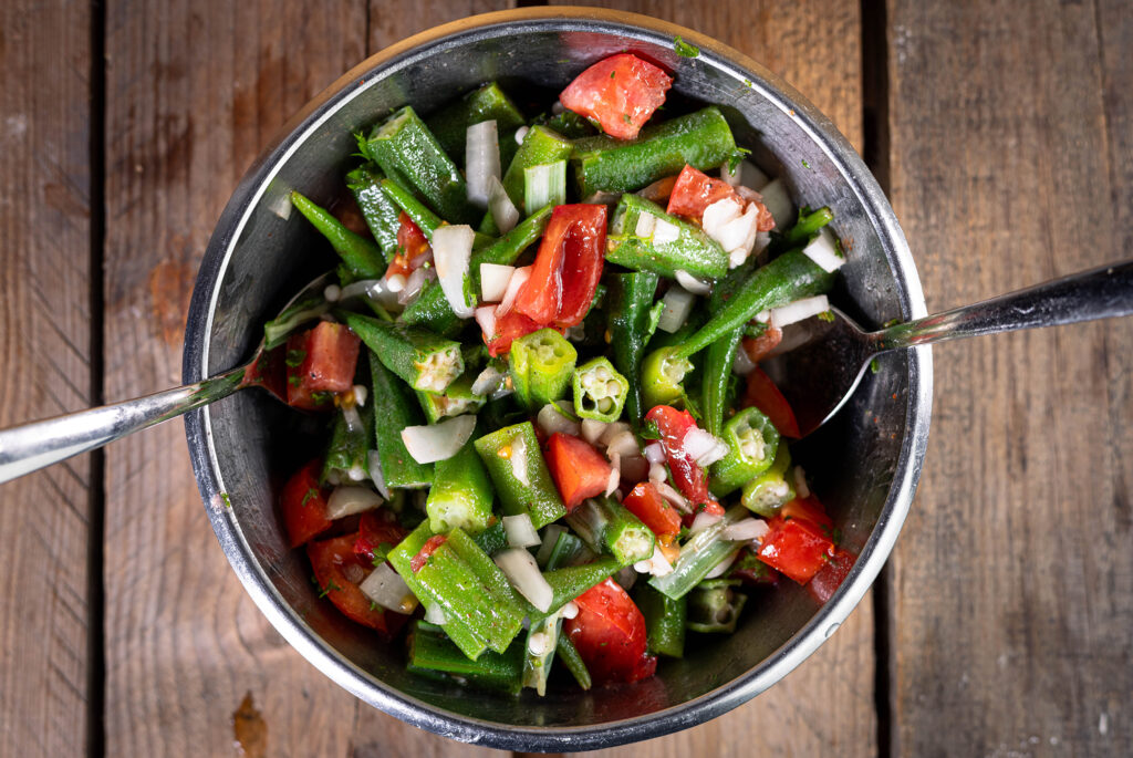 3. Einfach alle Zutaten miteinander mischen, ziehen lassen und schon haben wir den Salat.