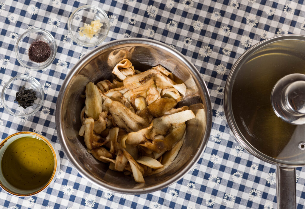 5. Die Auberginen sind durchgezogen. Apfelessig und Wasser werden in einem Topf zum Kochen gebracht.