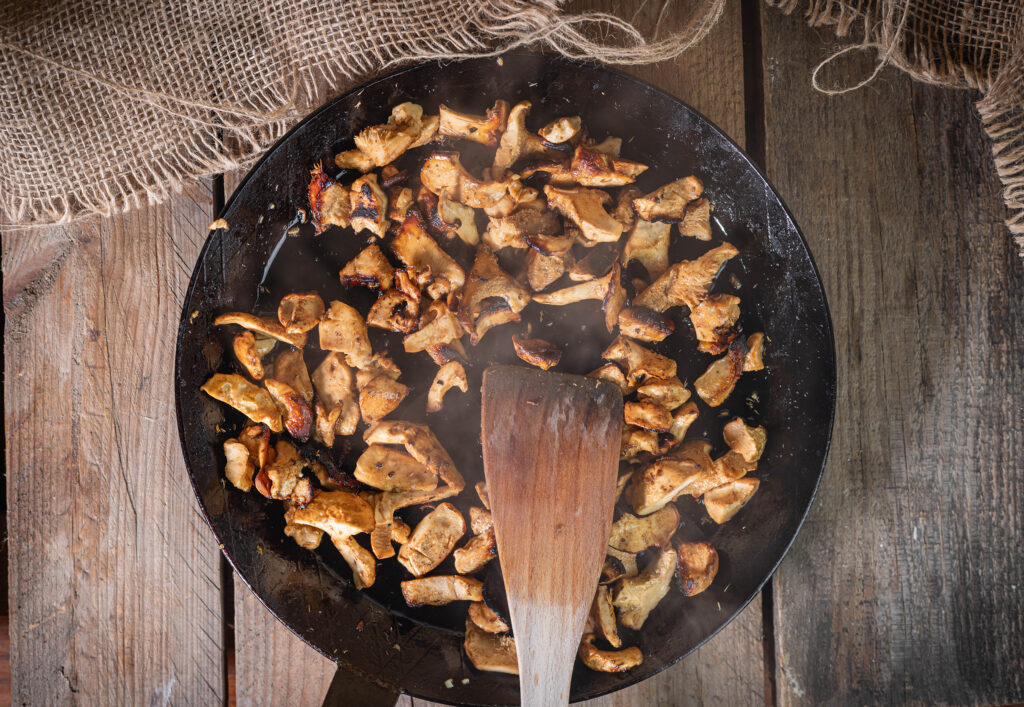 2. Die Semmelstoppelpilze werden in Albaöl mit Knoblauch angebraten.