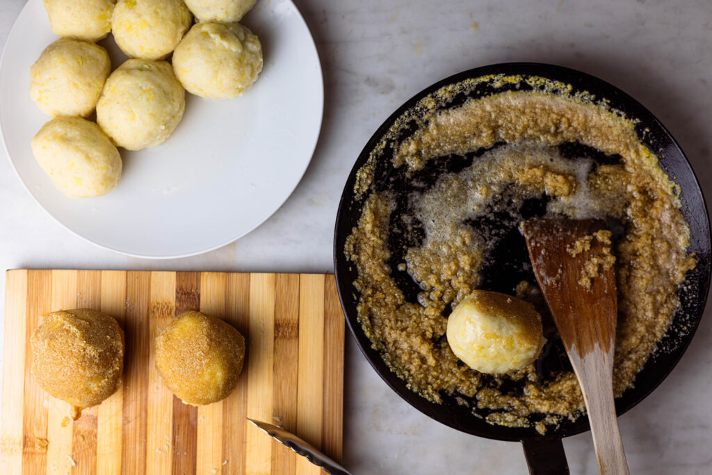 2. Nachdem die Bröselbutter angebraten ist, werden die Zwetschgenknödel darin gewendet.