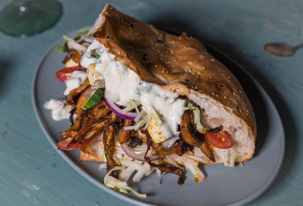 6. Das Fladenbrot ist geröstet und wird mit allen Komponeten und dem heißen, gebratenen Gyros gefüllt.