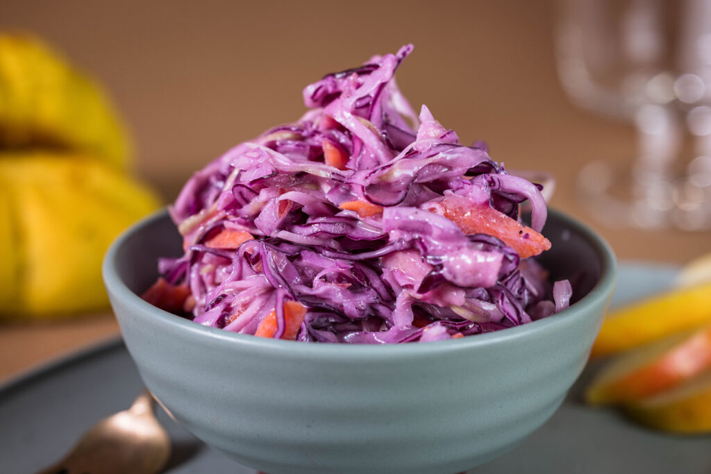 Kohl ist ein regionales Superfood und diesem Salat befinden sich Weißkohl und Rotkohl.