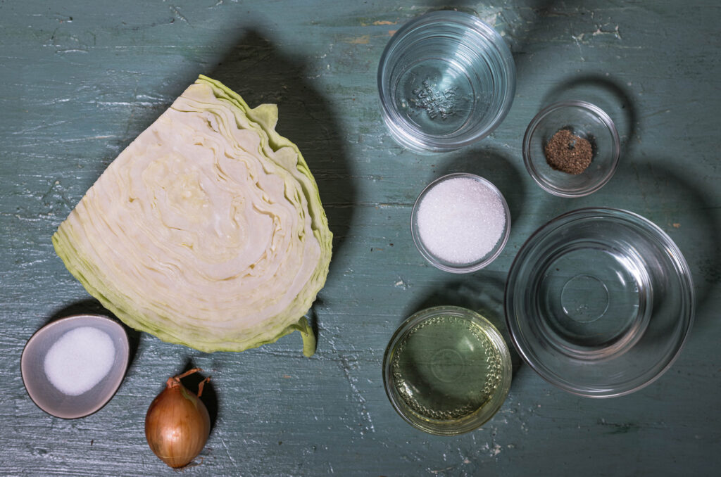 1. Alle Zutaten für den Krautsalat.