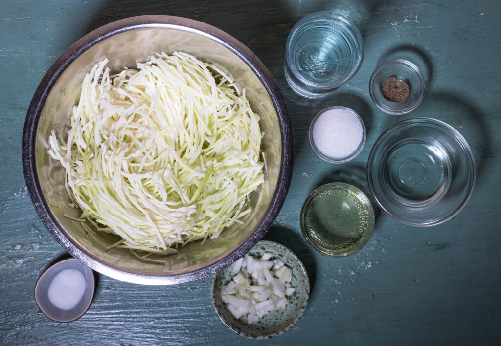 2. Der Kohl ist gehobelt, die Zwiebel gewürfelt.