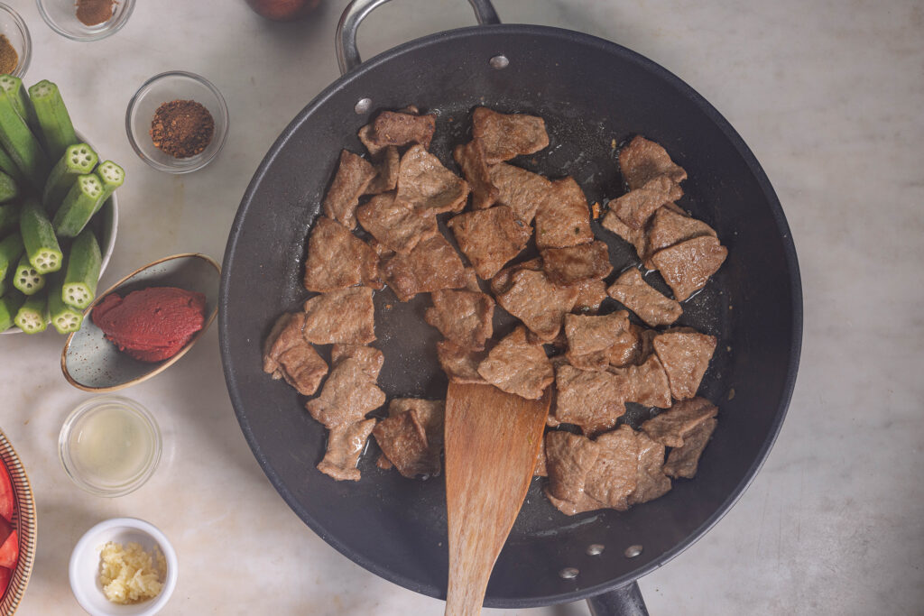 3. Das Vleisch wird scharf angebraten.
