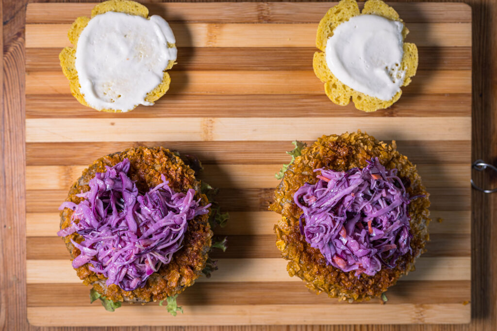 10. Mit frischem Coleslaw belegt.