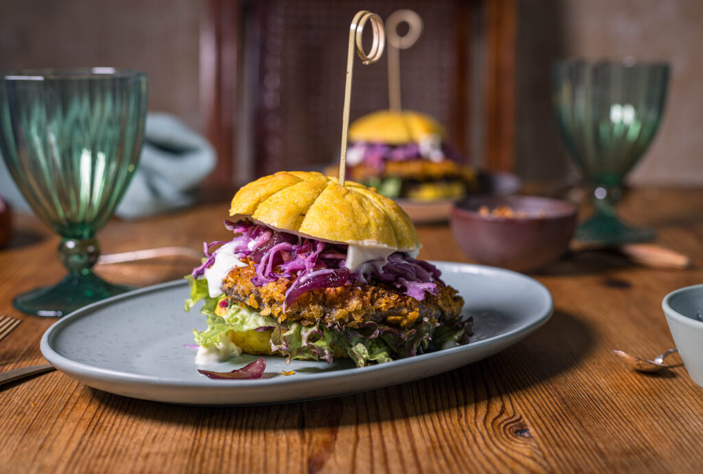 Seine Saftigkeit erhält der Burger nicht nur durch die leckeren Pilzpatties, sondern auch durch einen knackigen frischen Coleslaw.