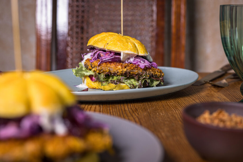 Pilzburger mit selbstgesammelten Parasolpilzen ausgebacken in Cornflakespanade.