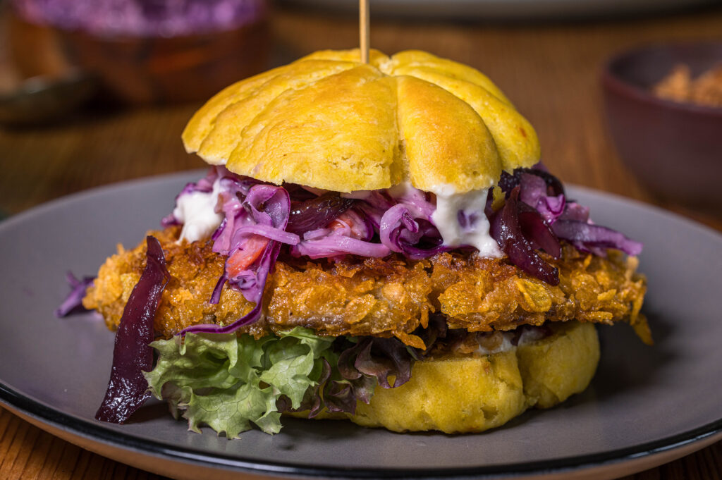 Parasolburger: Parasolhüte als Burgerpatties in Cornflakes-Panade.