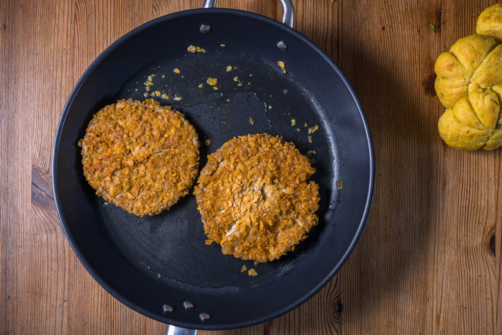 6. Die Patties werden angebraten.