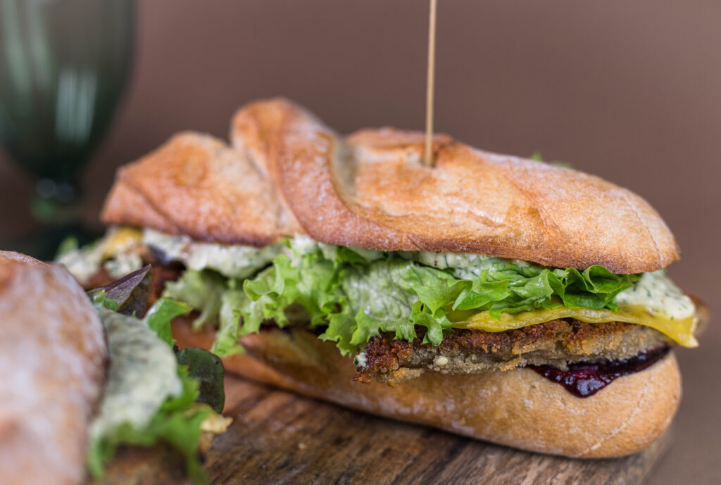 Fertig ist das vegane Schnitzelcroque mit Parasolschnitzeln
