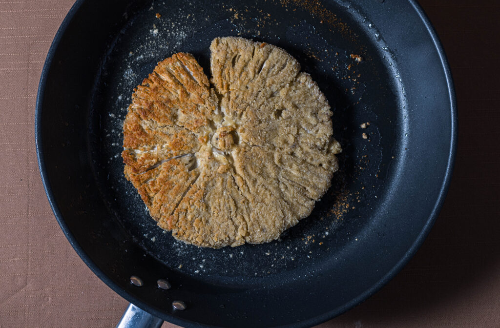 2. Die Schnitzel werden in der Pfanne gebraten.